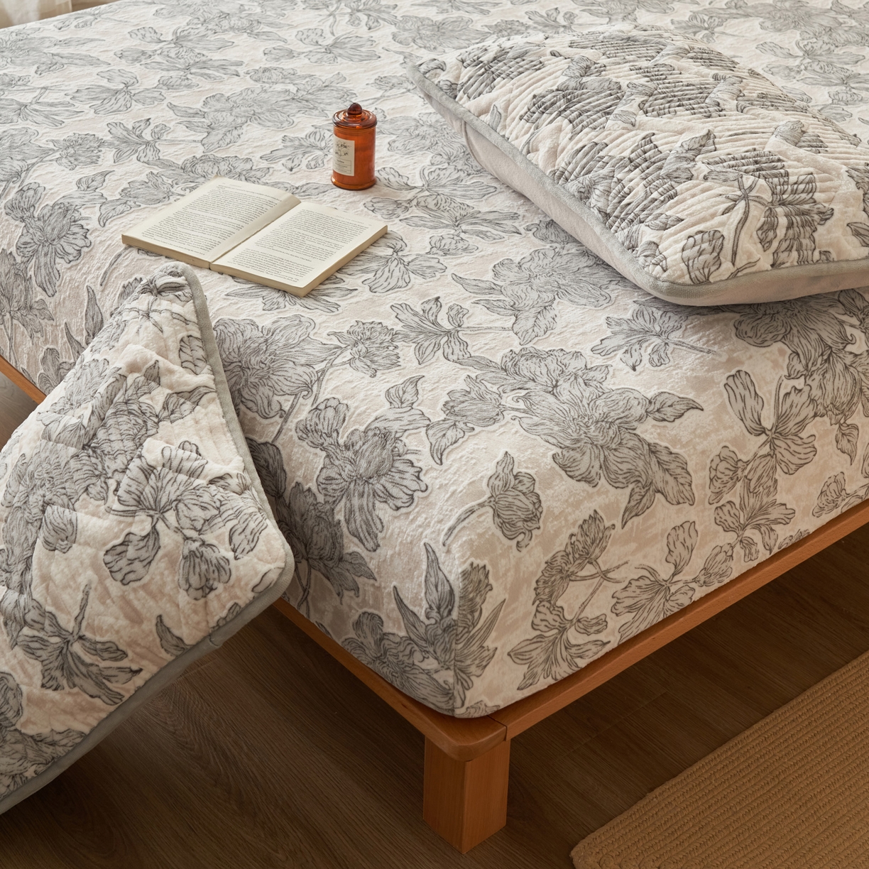 91家纺网 家纺一手货源 找家纺 （总）爱乐家纺 2025新款烂花牛奶绒床笠系列