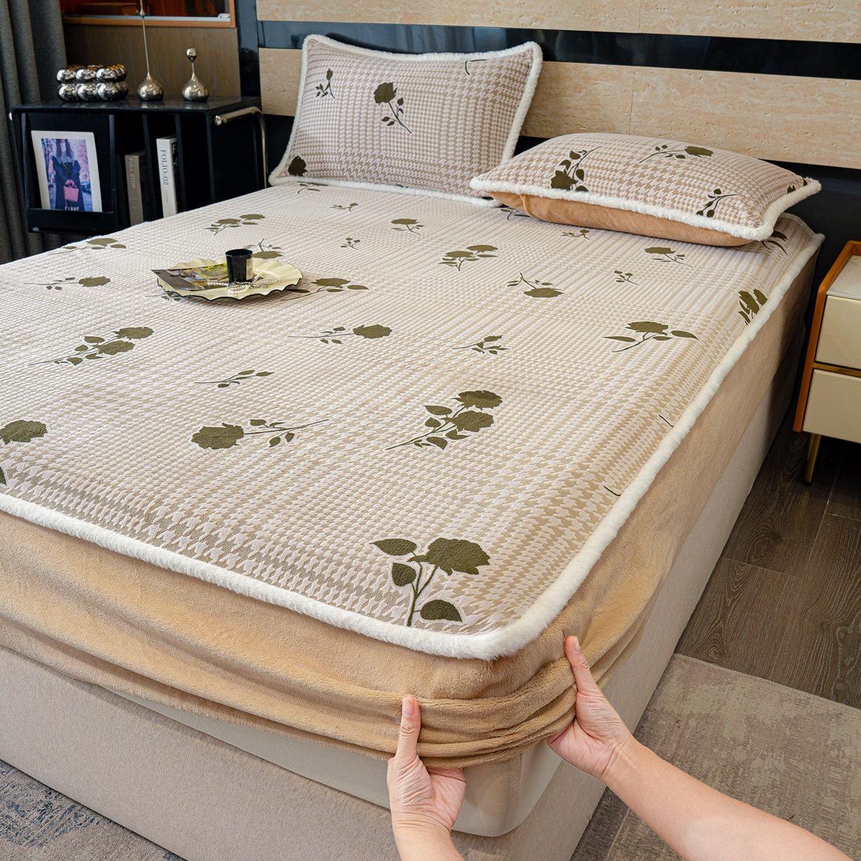 91家纺网 家纺一手货源 找家纺 云玲时尚 2025新款牛奶绒雕花兔毛绒包边床笠单床笠床笠单件 格韵经典