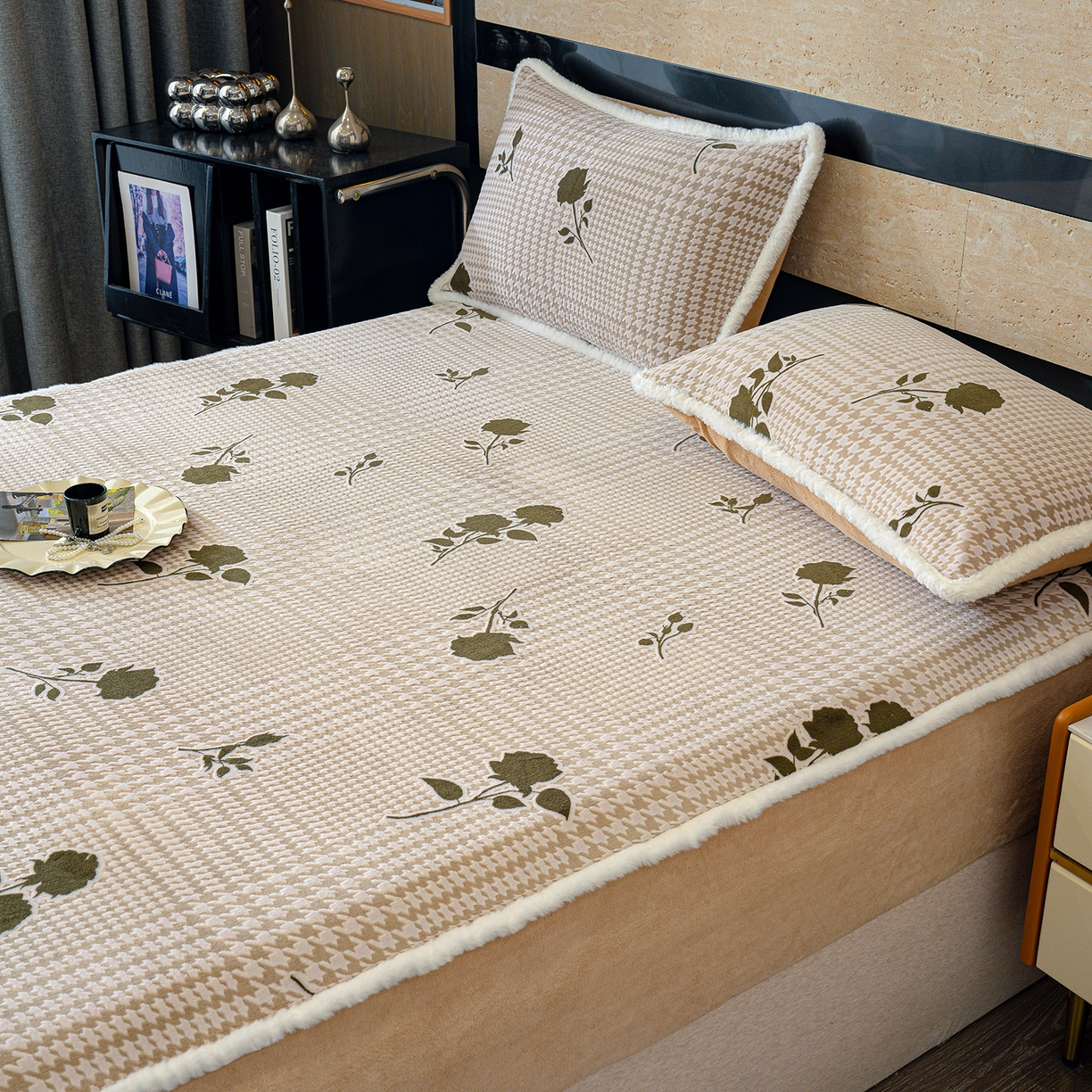 91家纺网 家纺一手货源 找家纺 云玲时尚 2025新款牛奶绒雕花兔毛绒包边床笠单床笠床笠单件 格韵经典