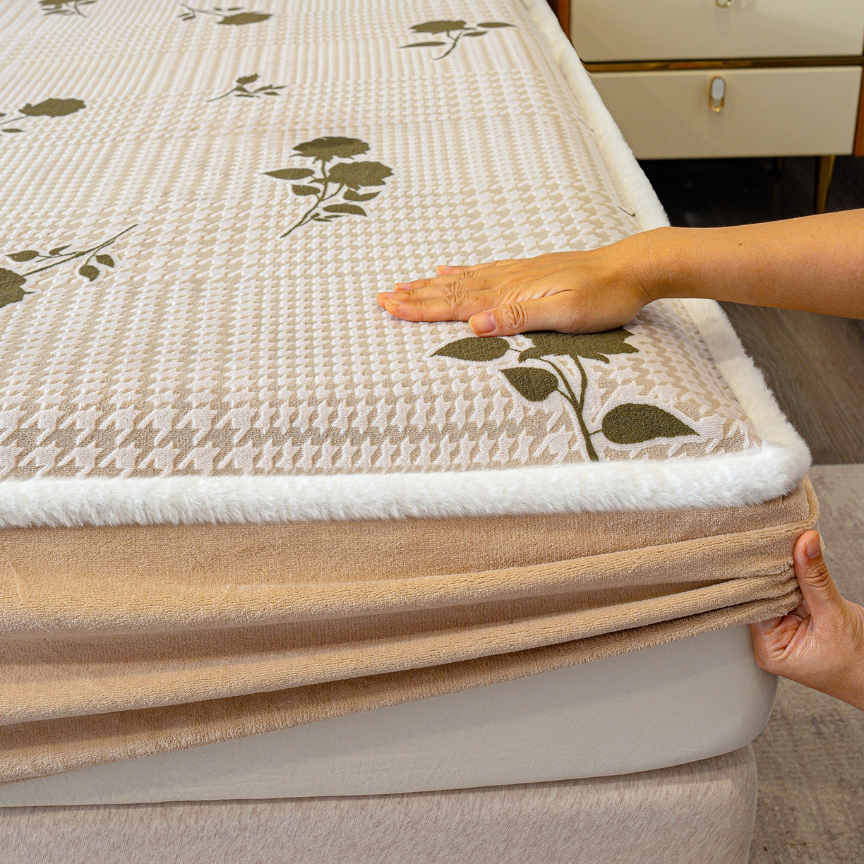 91家纺网 家纺一手货源 找家纺 云玲时尚 2025新款牛奶绒雕花兔毛绒包边床笠单床笠床笠单件 格韵经典