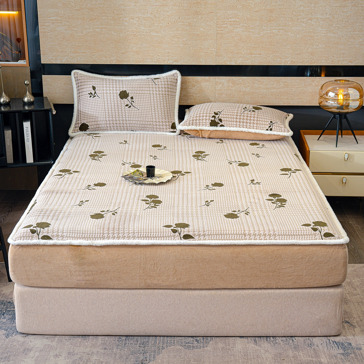 91家纺网 家纺一手货源 找家纺 云玲时尚 2025新款牛奶绒雕花兔毛绒包边床笠单床笠床笠单件 格韵经典