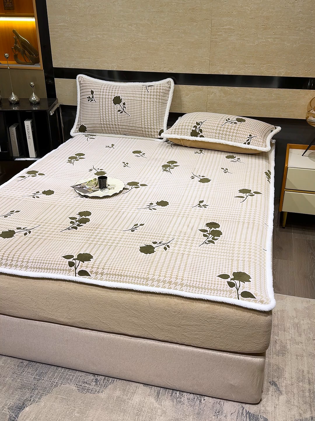 91家纺网 家纺一手货源 找家纺 云玲时尚 2025新款牛奶绒雕花兔毛绒包边床笠单床笠床笠单件 格韵经典