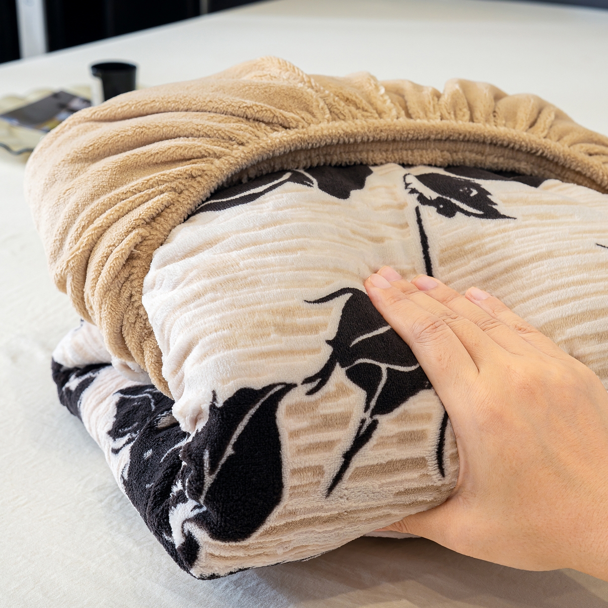 91家纺网 家纺一手货源 找家纺 云玲时尚 2025新款牛奶绒雕花兔毛绒包边床笠单床笠床笠单件 古韵花香