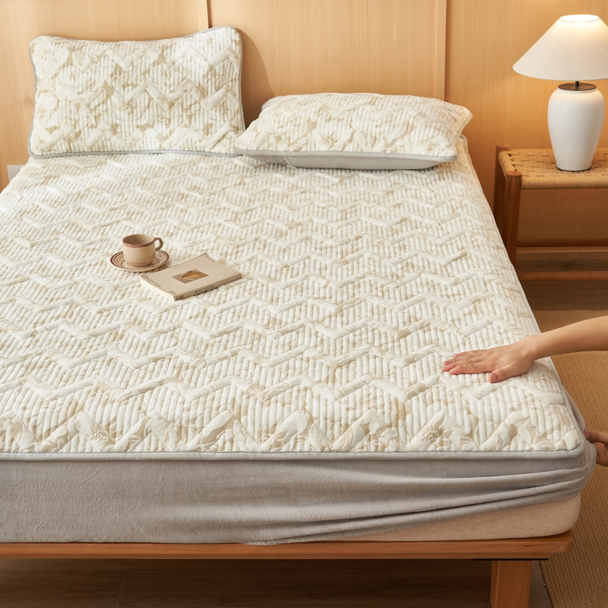 91家纺网 家纺一手货源 找家纺 （总）爱乐家纺 2025新款烂花牛奶绒床笠系列