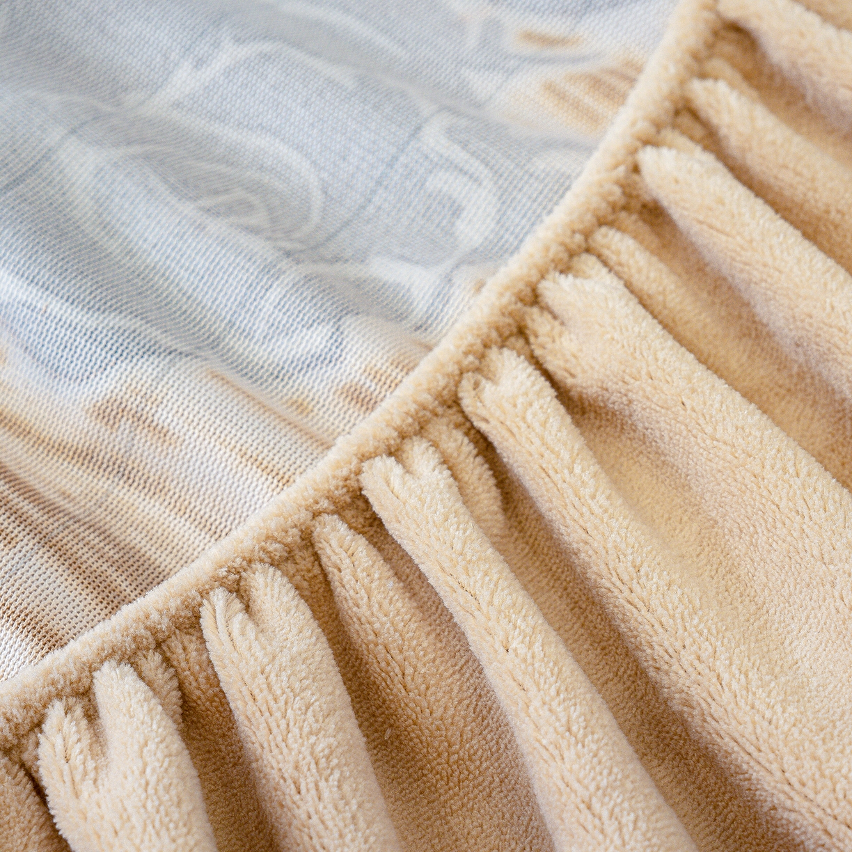 91家纺网 家纺一手货源 找家纺 云玲时尚 2025新款牛奶绒雕花兔毛绒包边床笠单床笠床笠单件 古韵花香