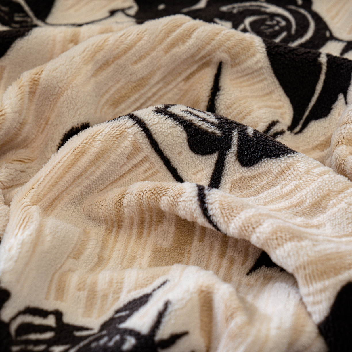 91家纺网 家纺一手货源 找家纺 云玲时尚 2025新款牛奶绒雕花兔毛绒包边床笠单床笠床笠单件 古韵花香