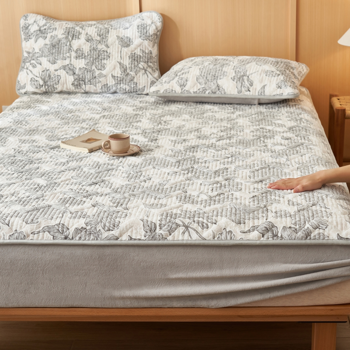 91家纺网 家纺一手货源 找家纺 （总）爱乐家纺 2025新款烂花牛奶绒床笠系列