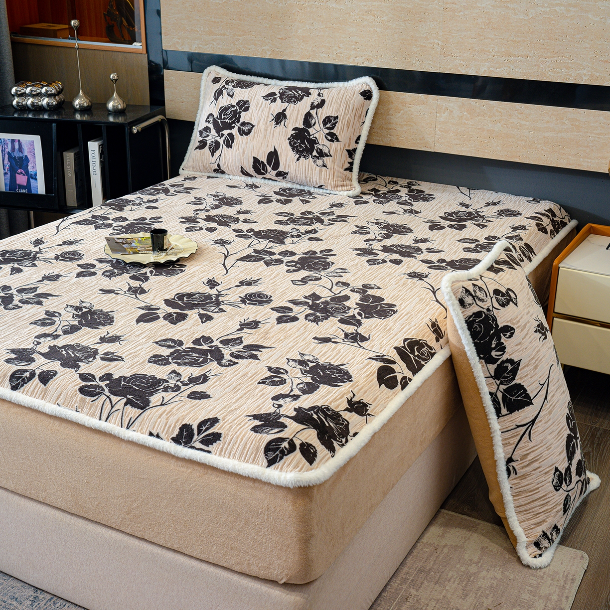 91家纺网 家纺一手货源 找家纺 云玲时尚 2025新款牛奶绒雕花兔毛绒包边床笠单床笠床笠单件 古韵花香