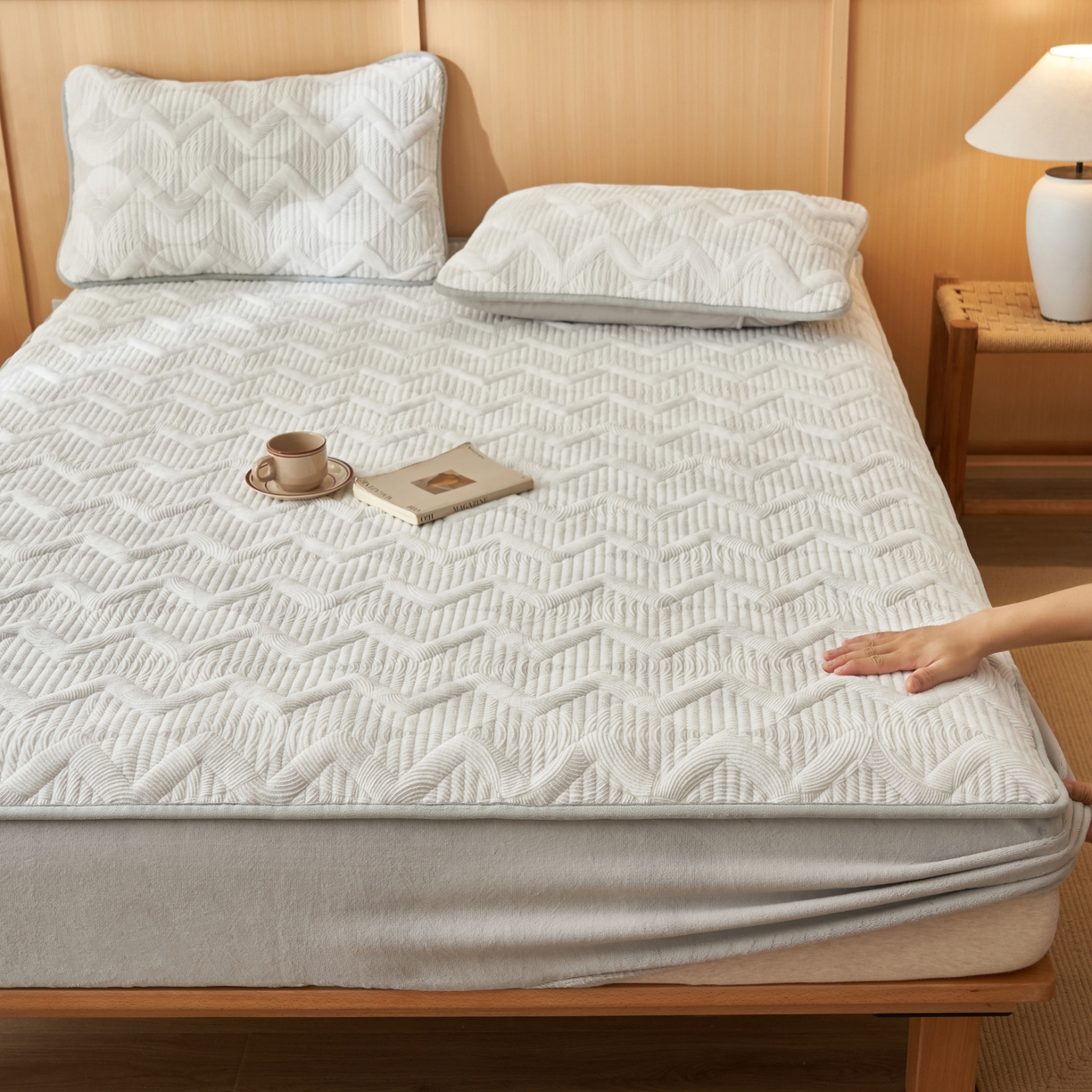 91家纺网 家纺一手货源 找家纺 （总）爱乐家纺 2025新款烂花牛奶绒床笠系列