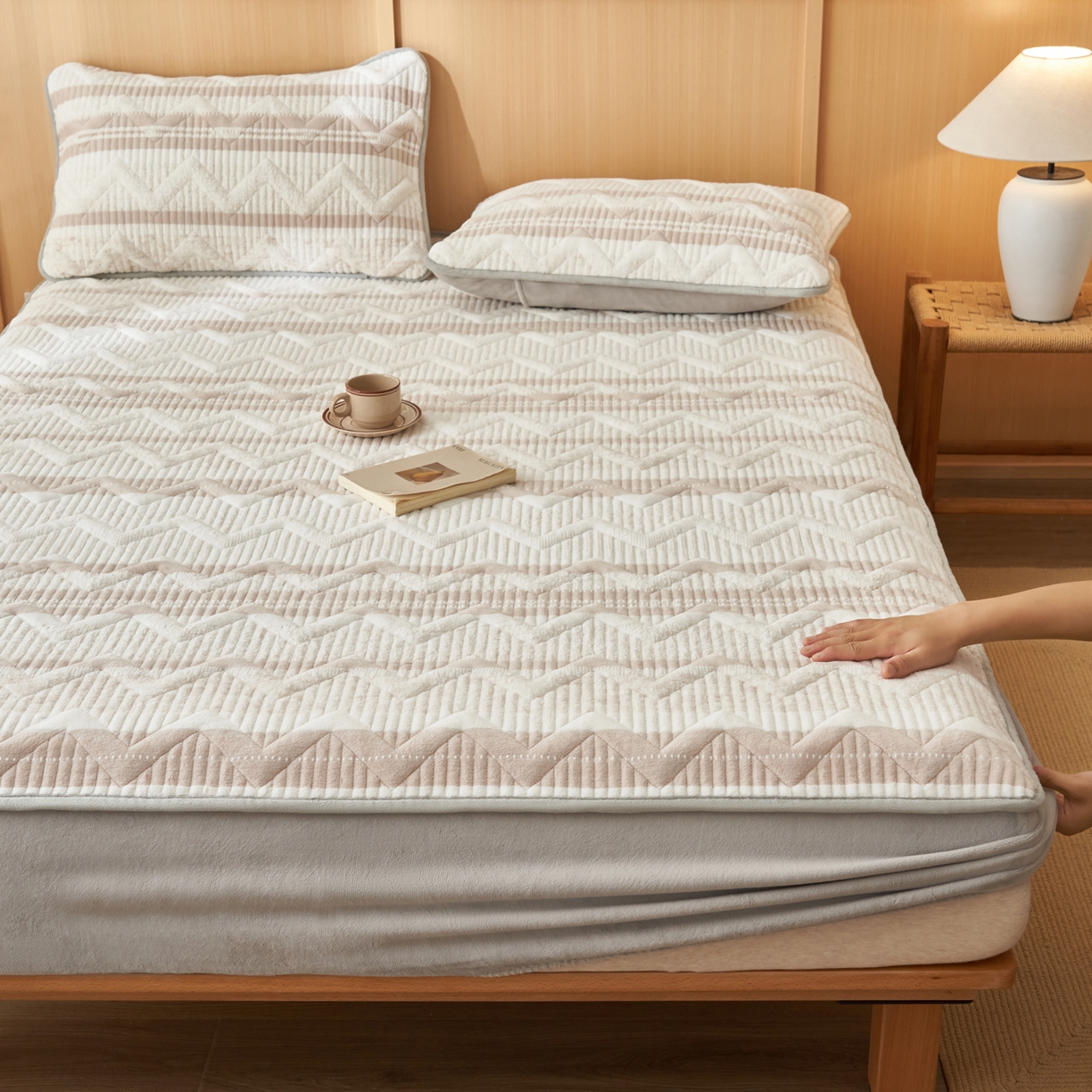 91家纺网 家纺一手货源 找家纺 （总）爱乐家纺 2025新款烂花牛奶绒床笠系列