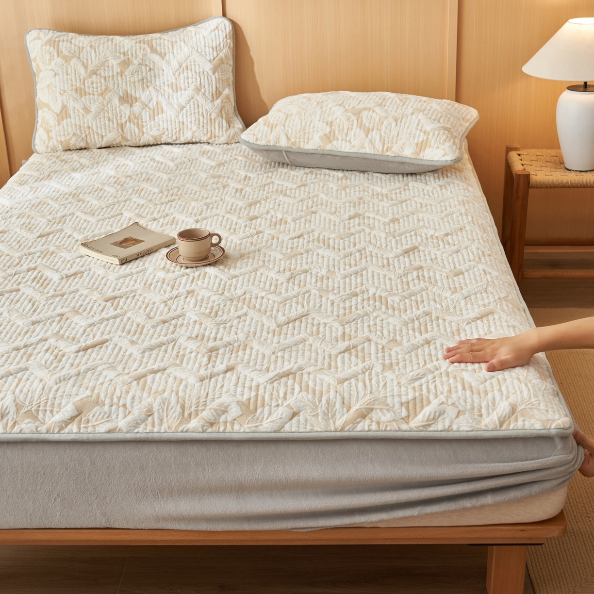 91家纺网 家纺一手货源 找家纺 （总）爱乐家纺 2025新款烂花牛奶绒床笠系列