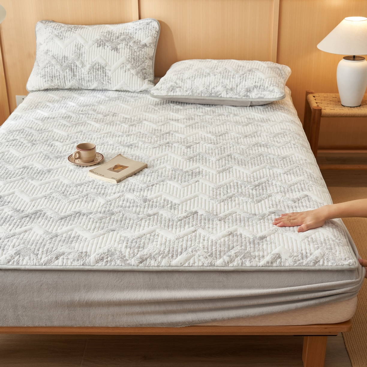 91家纺网 家纺一手货源 找家纺 （总）爱乐家纺 2025新款烂花牛奶绒床笠系列