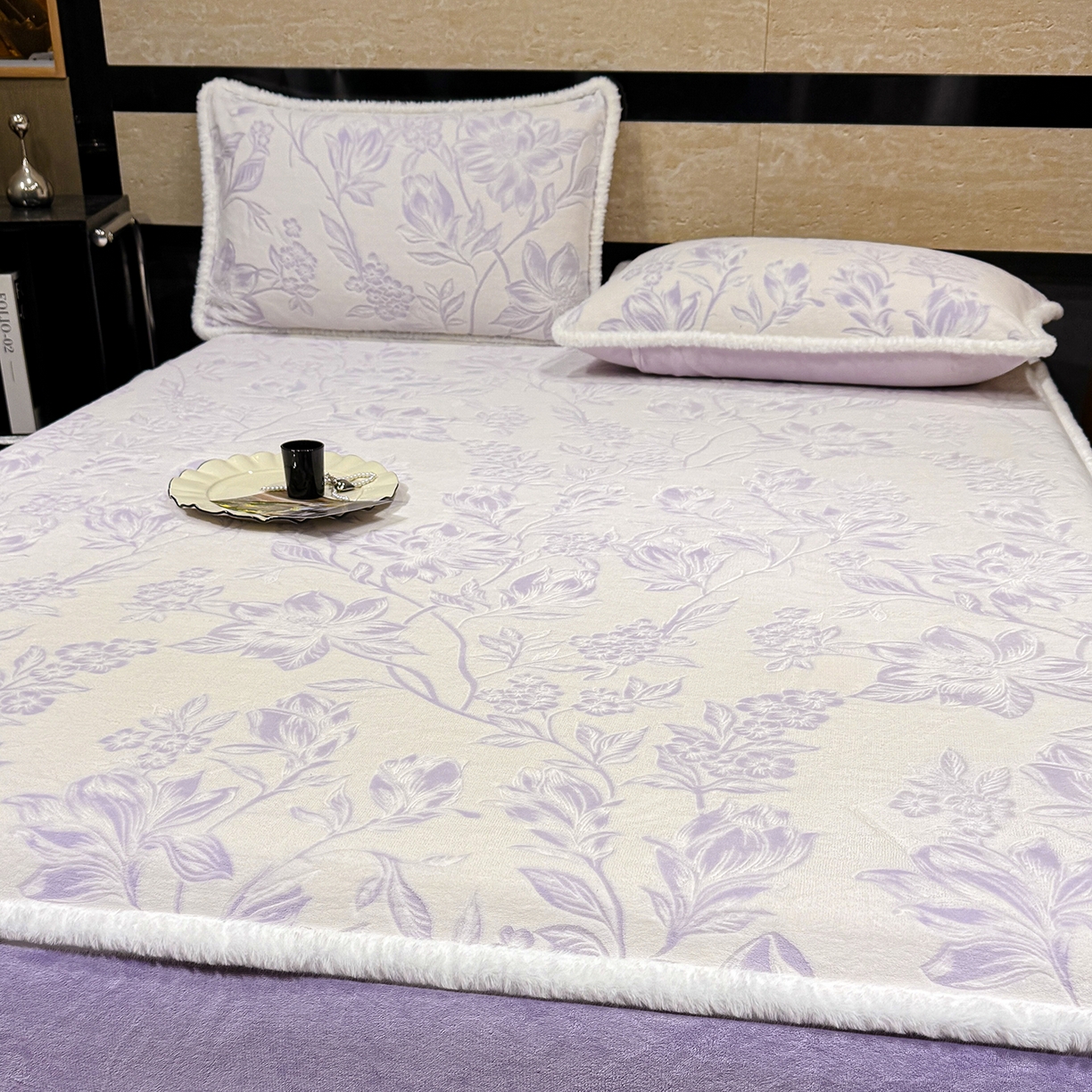 91家纺网 家纺一手货源 找家纺 云玲时尚 2025新款牛奶绒雕花兔毛绒包边床笠单床笠床笠单件 花枝飞舞