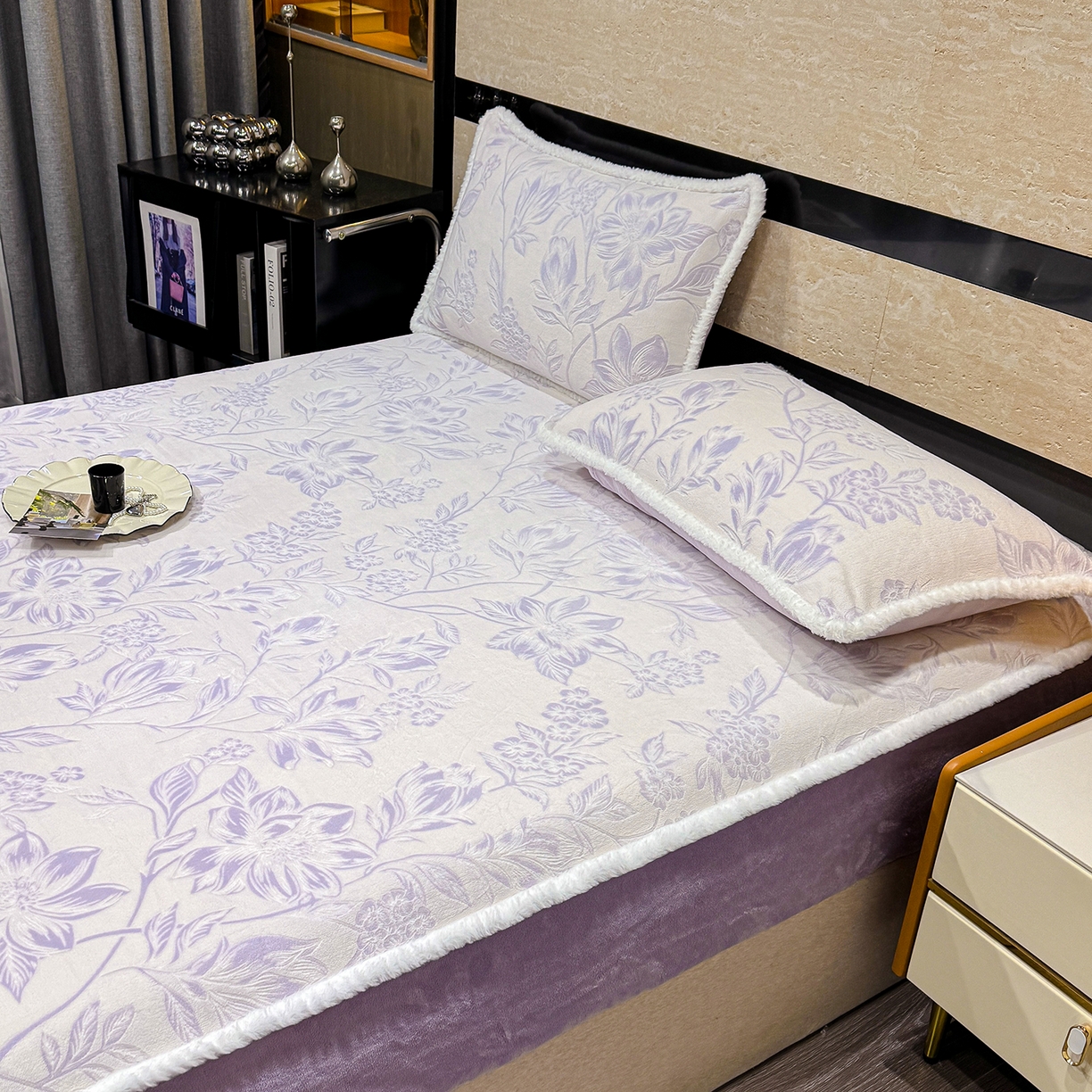 91家纺网 家纺一手货源 找家纺 云玲时尚 2025新款牛奶绒雕花兔毛绒包边床笠单床笠床笠单件 花枝飞舞