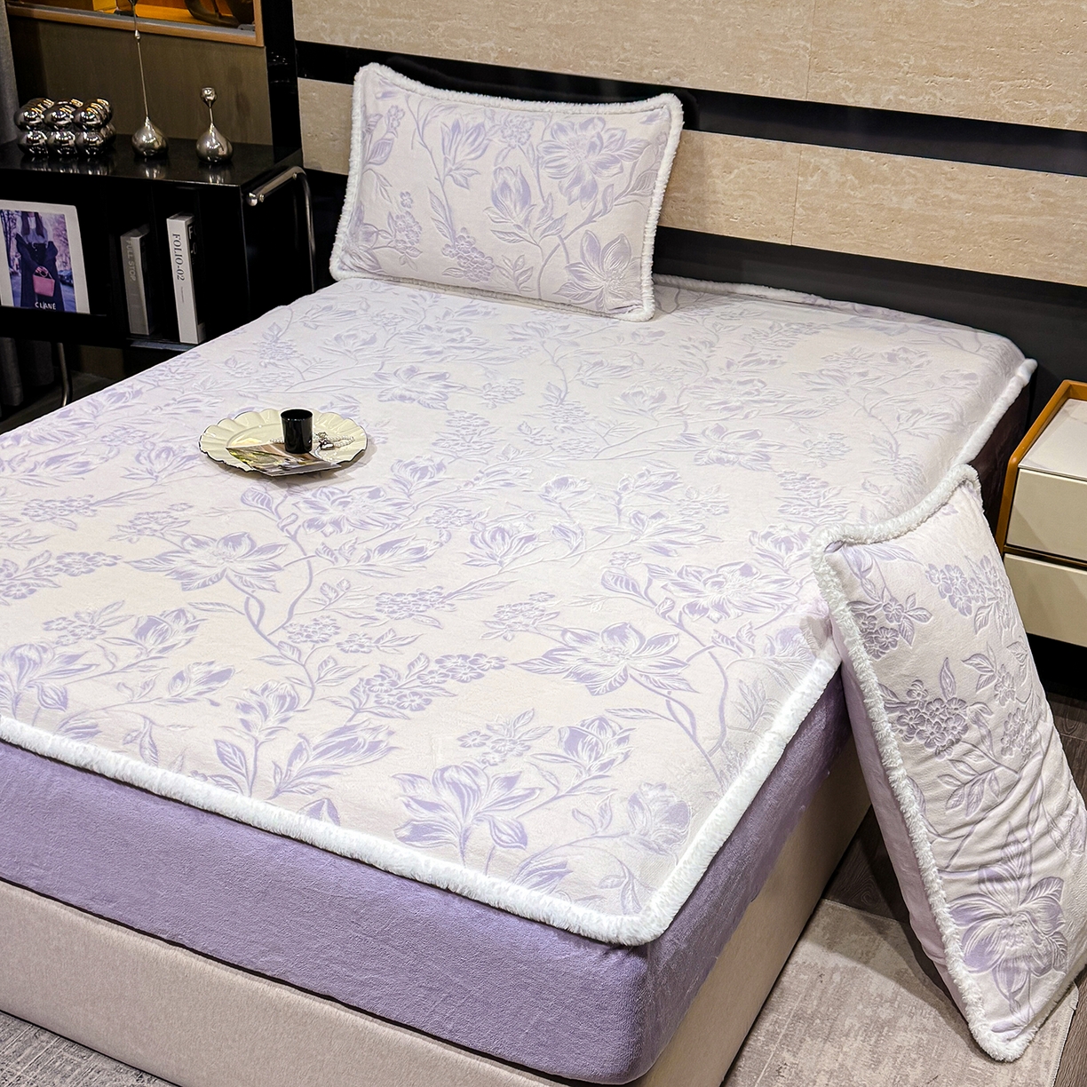 91家纺网 家纺一手货源 找家纺 云玲时尚 2025新款牛奶绒雕花兔毛绒包边床笠单床笠床笠单件 花枝飞舞