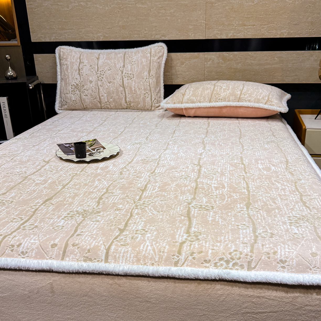 91家纺网 家纺一手货源 找家纺 云玲时尚 2025新款牛奶绒雕花兔毛绒包边床笠单床笠床笠单件 画意枝头