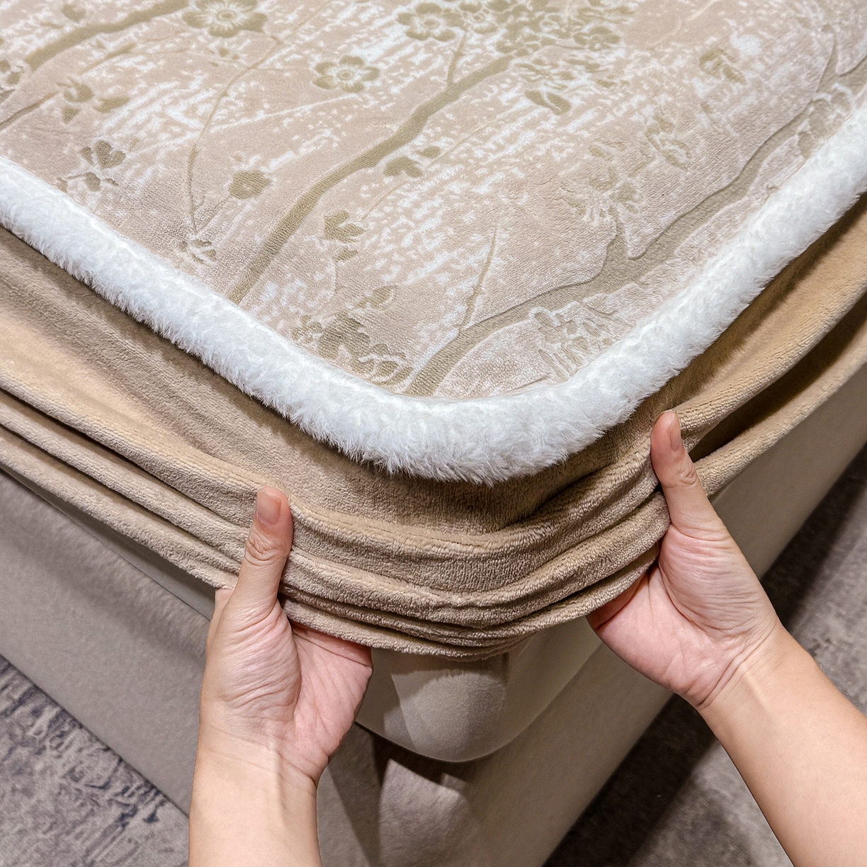 91家纺网 家纺一手货源 找家纺 云玲时尚 2025新款牛奶绒雕花兔毛绒包边床笠单床笠床笠单件 画意枝头