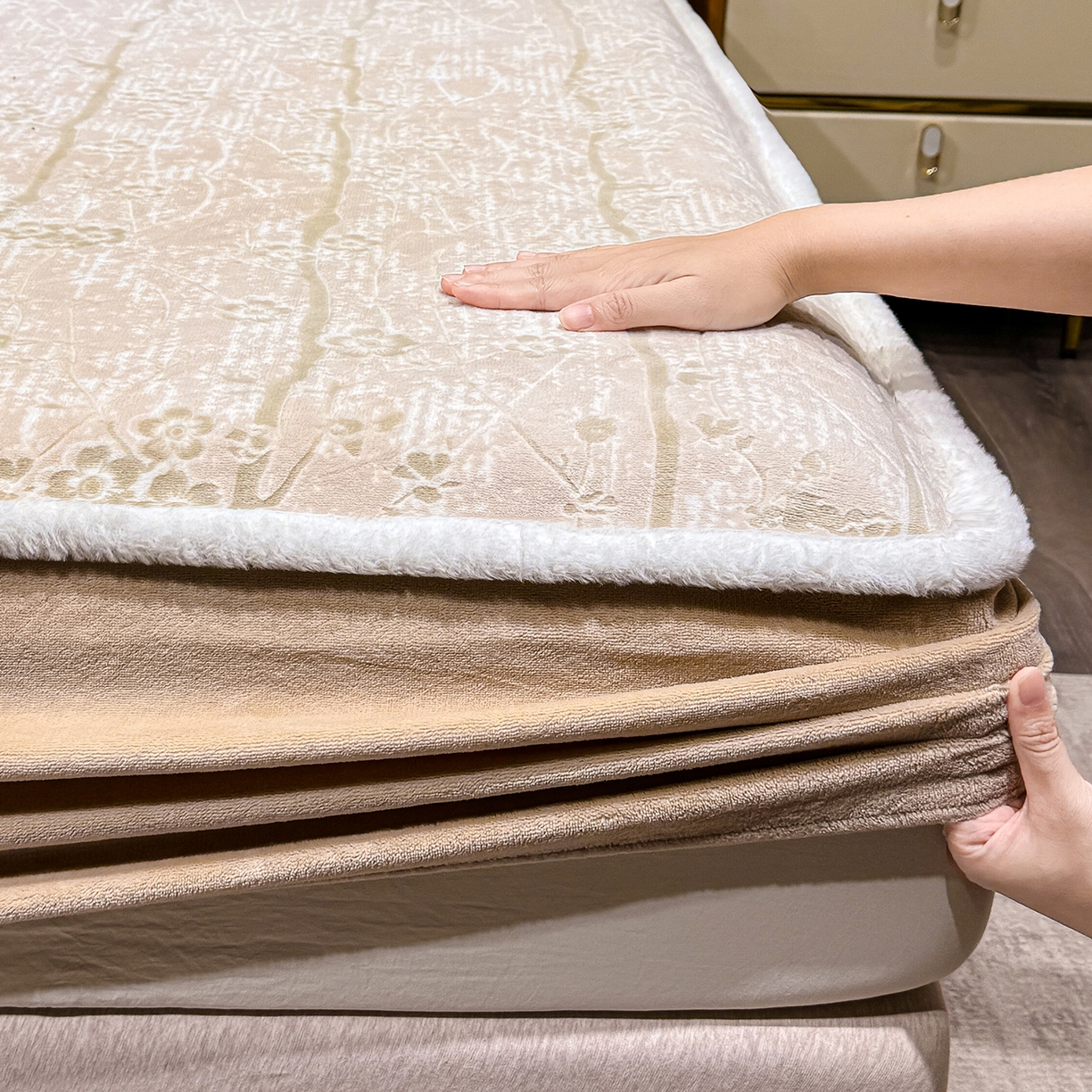 91家纺网 家纺一手货源 找家纺 云玲时尚 2025新款牛奶绒雕花兔毛绒包边床笠单床笠床笠单件 画意枝头