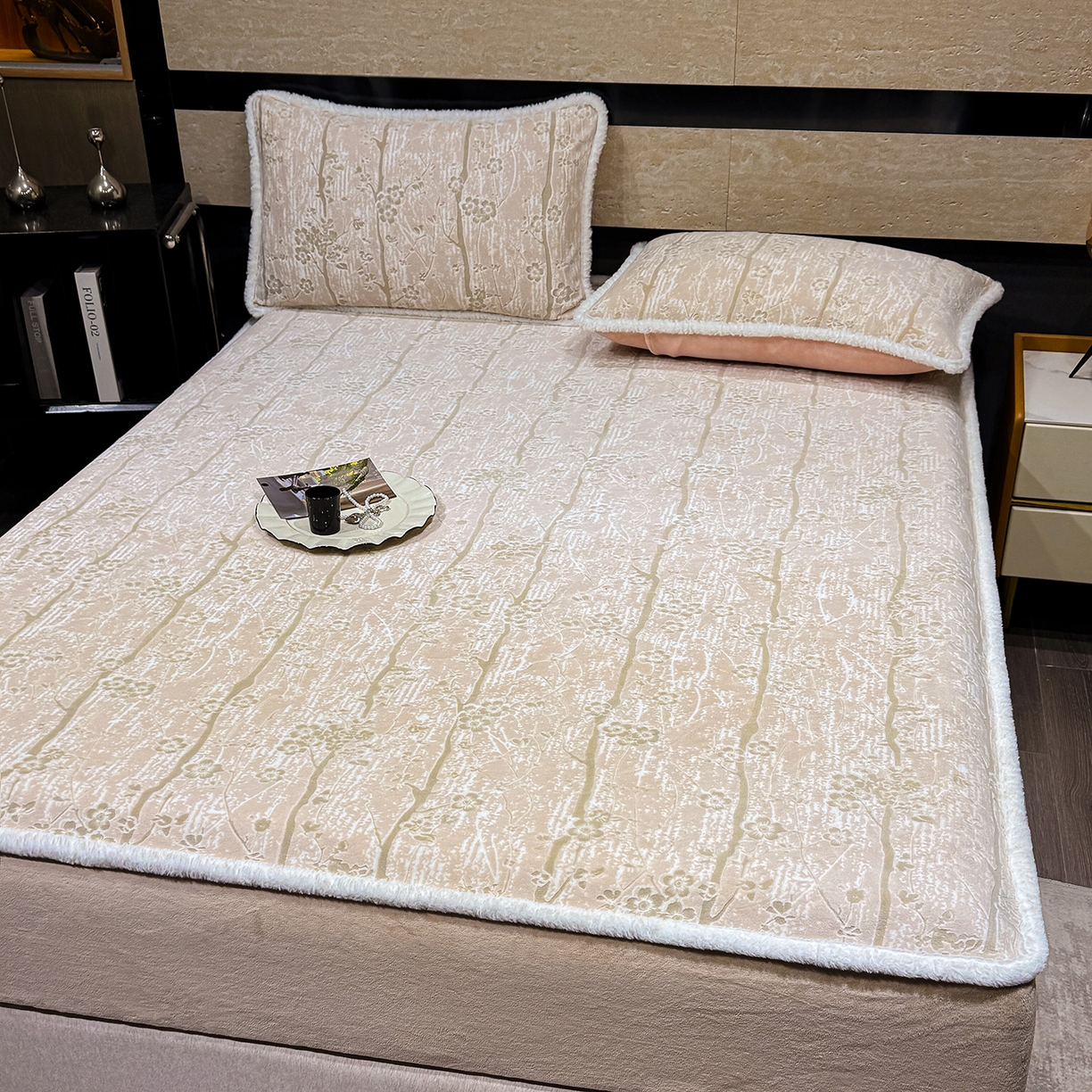 91家纺网 家纺一手货源 找家纺 云玲时尚 2025新款牛奶绒雕花兔毛绒包边床笠单床笠床笠单件 画意枝头