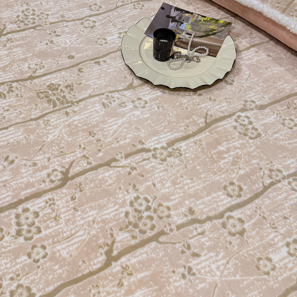 91家纺网 家纺一手货源 找家纺 云玲时尚 2025新款牛奶绒雕花兔毛绒包边床笠单床笠床笠单件 画意枝头