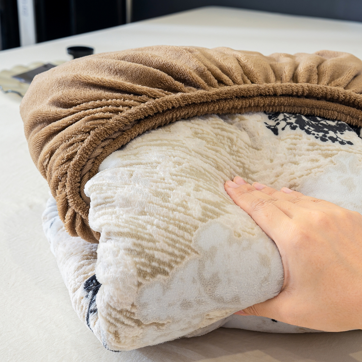 91家纺网 家纺一手货源 找家纺 云玲时尚 2025新款牛奶绒雕花兔毛绒包边床笠单床笠床笠单件 浪漫花枝