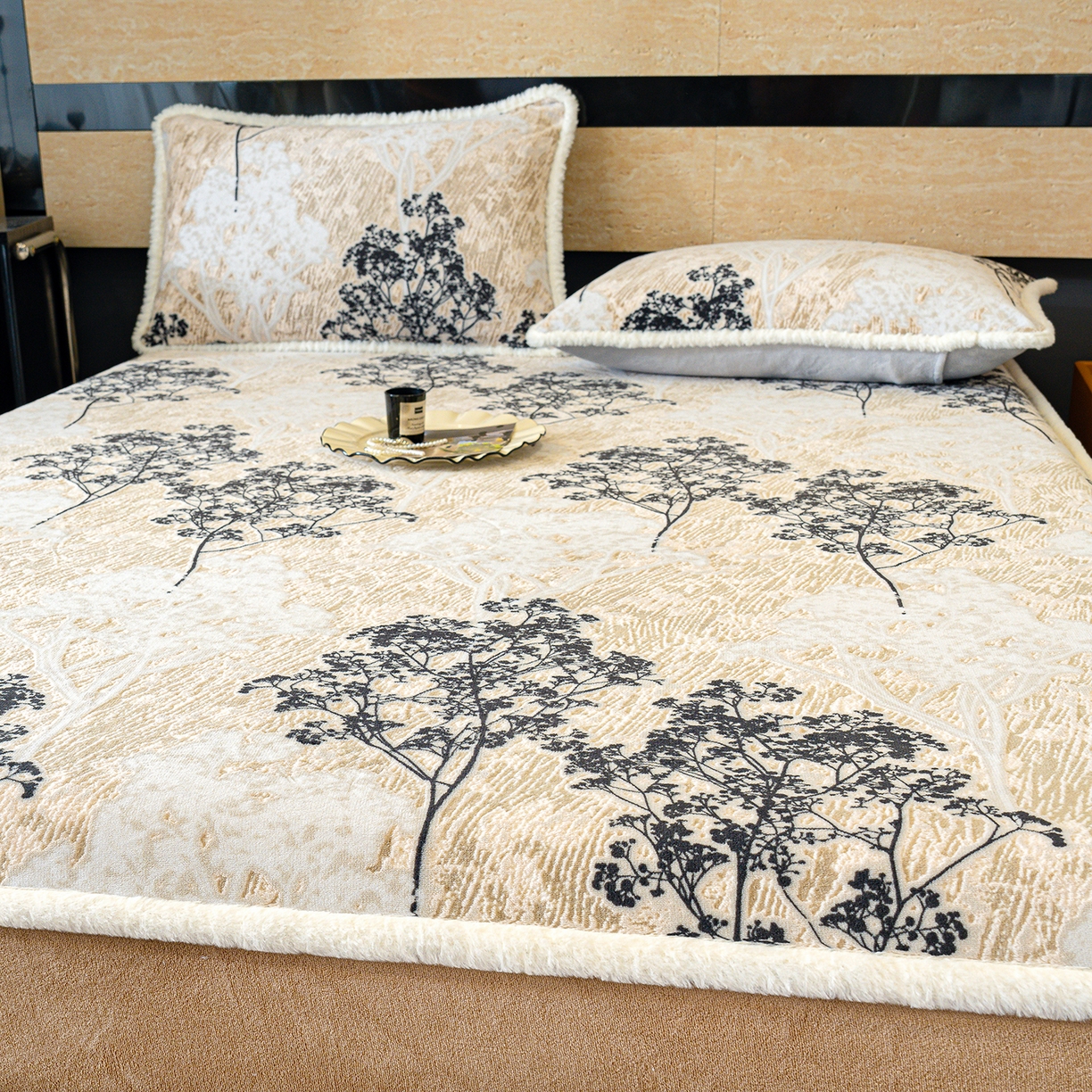 91家纺网 家纺一手货源 找家纺 云玲时尚 2025新款牛奶绒雕花兔毛绒包边床笠单床笠床笠单件 浪漫花枝