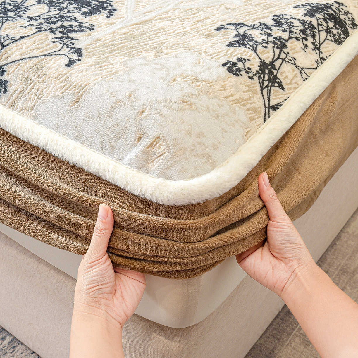 91家纺网 家纺一手货源 找家纺 云玲时尚 2025新款牛奶绒雕花兔毛绒包边床笠单床笠床笠单件 浪漫花枝