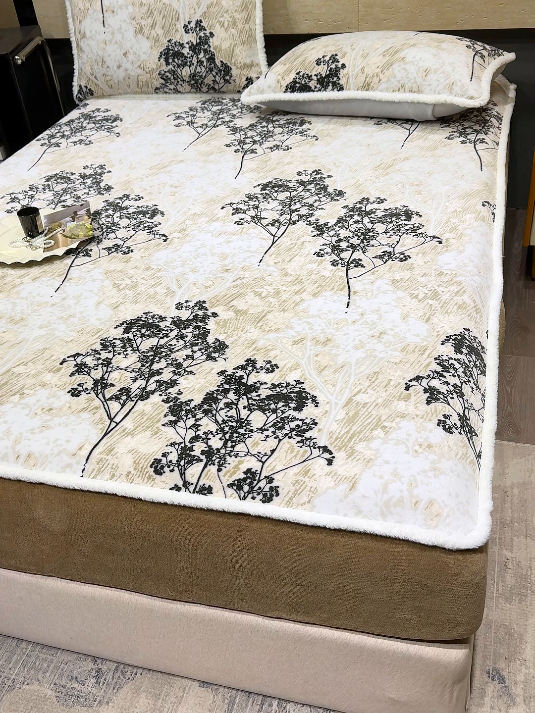 91家纺网 家纺一手货源 找家纺 云玲时尚 2025新款牛奶绒雕花兔毛绒包边床笠单床笠床笠单件 浪漫花枝