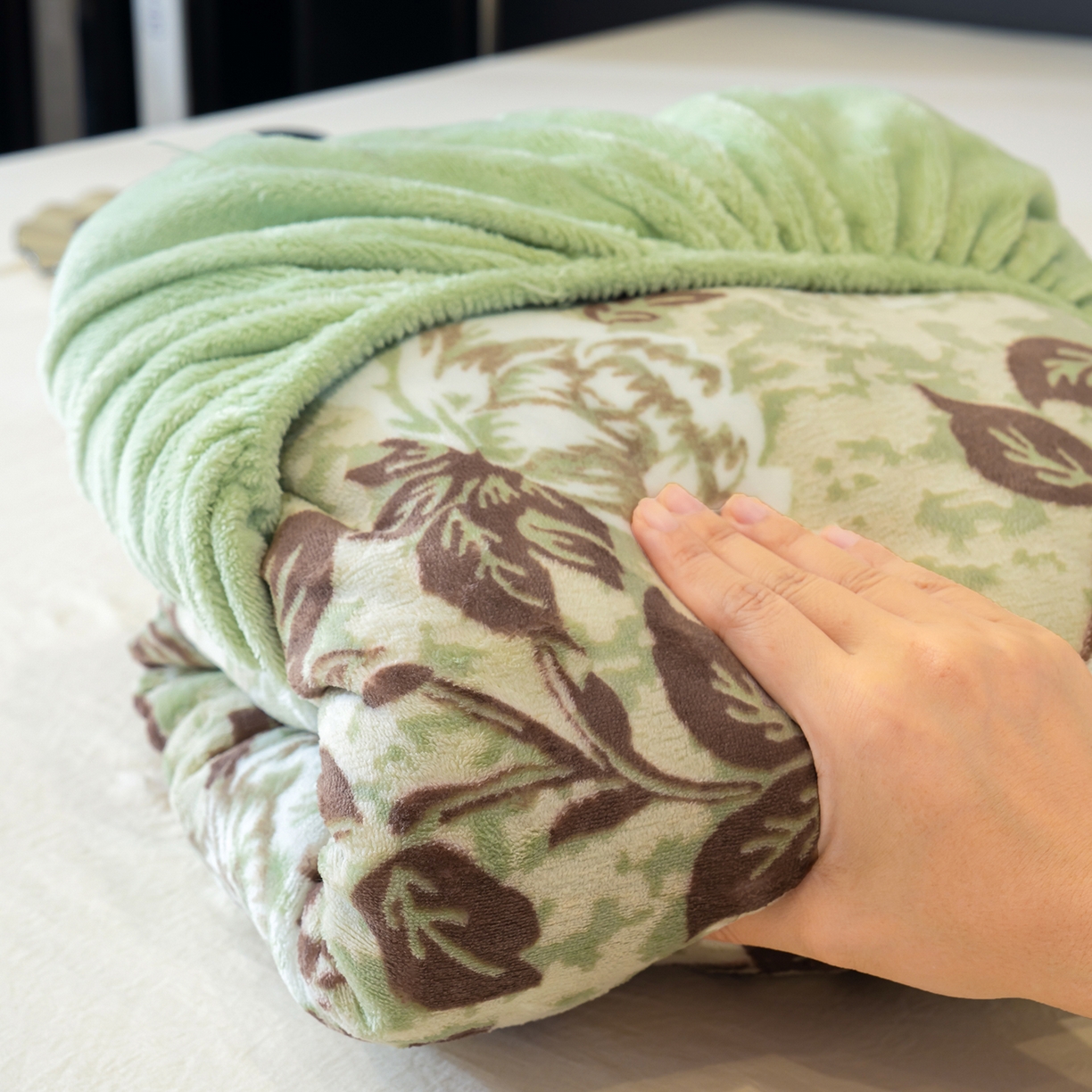 91家纺网 家纺一手货源 找家纺 云玲时尚 2025新款牛奶绒雕花兔毛绒包边床笠单床笠床笠单件 墨花如梦