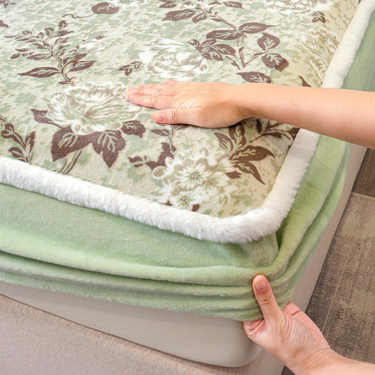 91家纺网 家纺一手货源 找家纺 云玲时尚 2025新款牛奶绒雕花兔毛绒包边床笠单床笠床笠单件 墨花如梦