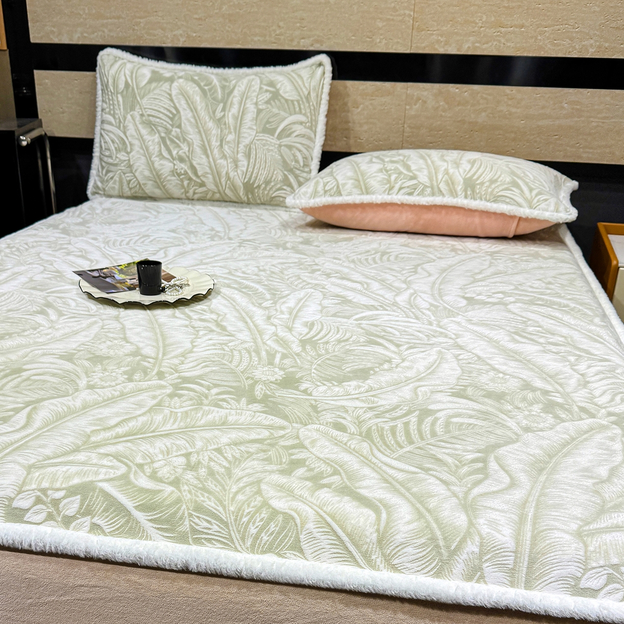 91家纺网 家纺一手货源 找家纺 云玲时尚 2025新款牛奶绒雕花兔毛绒包边床笠单床笠床笠单件 暖意浓浓