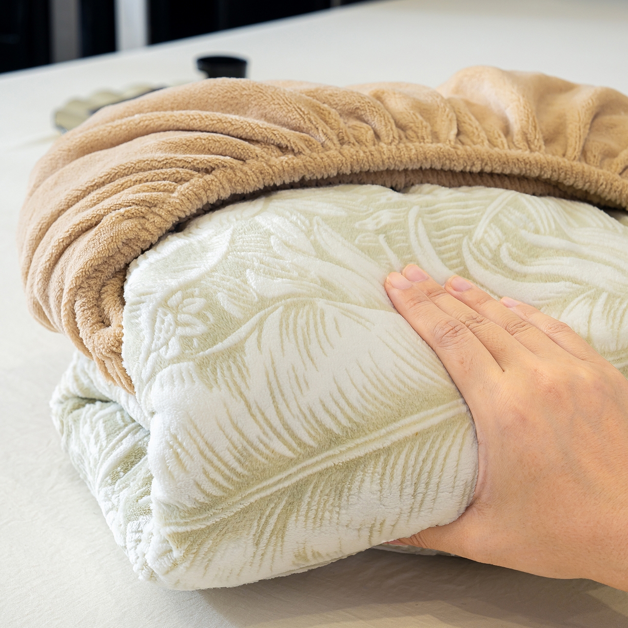 91家纺网 家纺一手货源 找家纺 云玲时尚 2025新款牛奶绒雕花兔毛绒包边床笠单床笠床笠单件 暖意浓浓