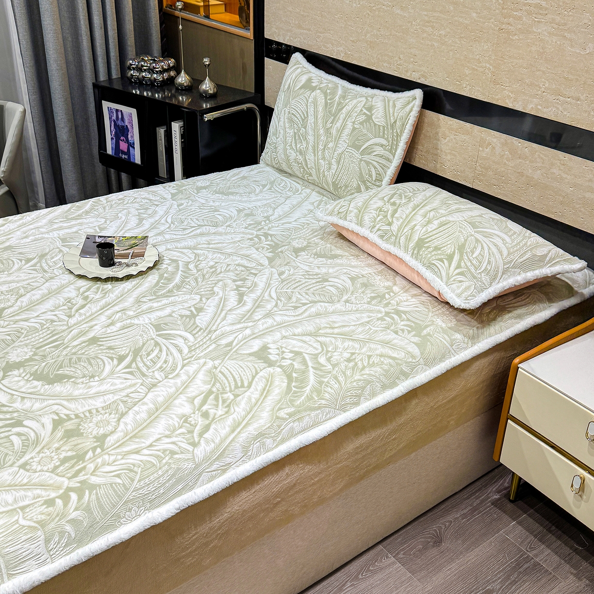 91家纺网 家纺一手货源 找家纺 云玲时尚 2025新款牛奶绒雕花兔毛绒包边床笠单床笠床笠单件 暖意浓浓