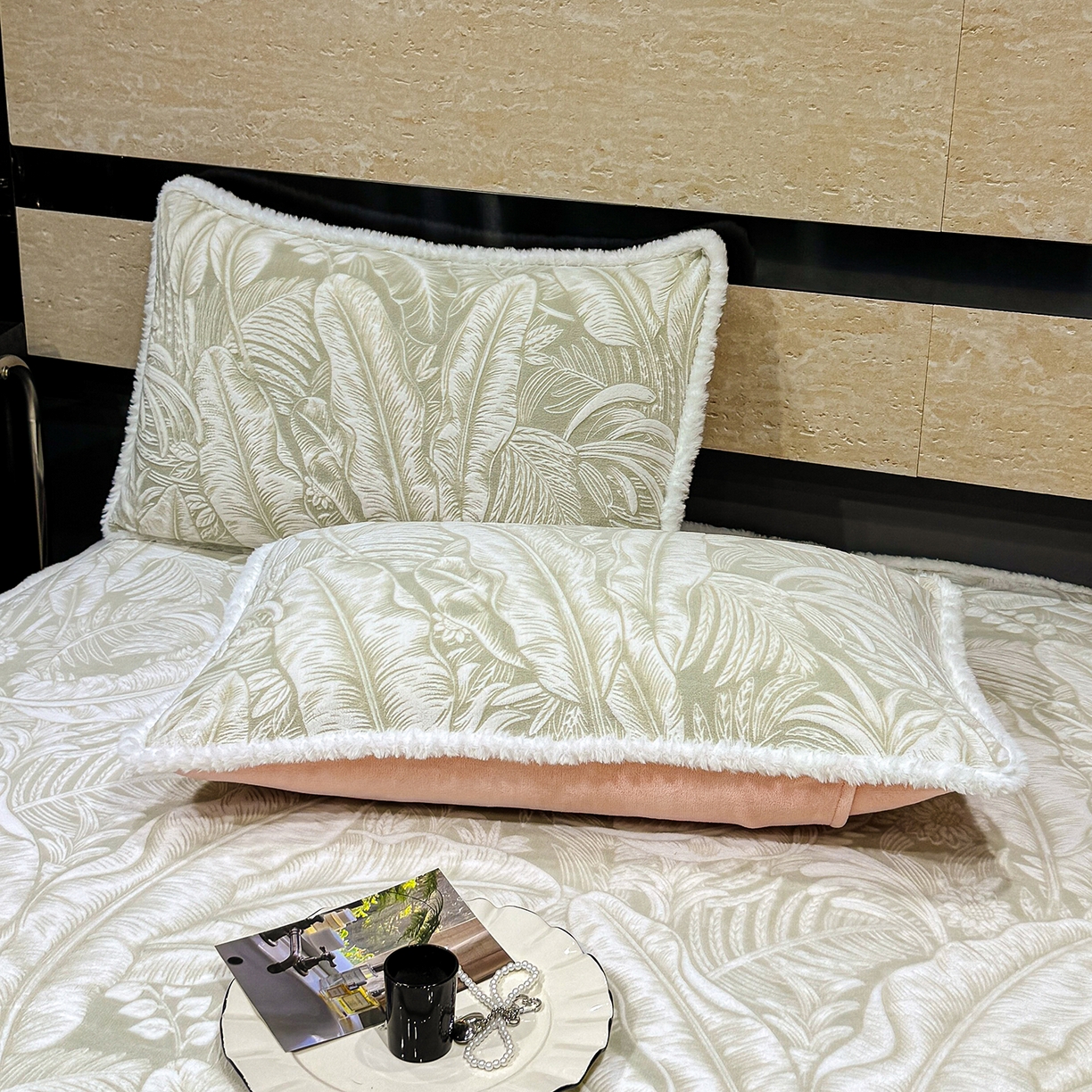 91家纺网 家纺一手货源 找家纺 云玲时尚 2025新款牛奶绒雕花兔毛绒包边床笠单床笠床笠单件 暖意浓浓