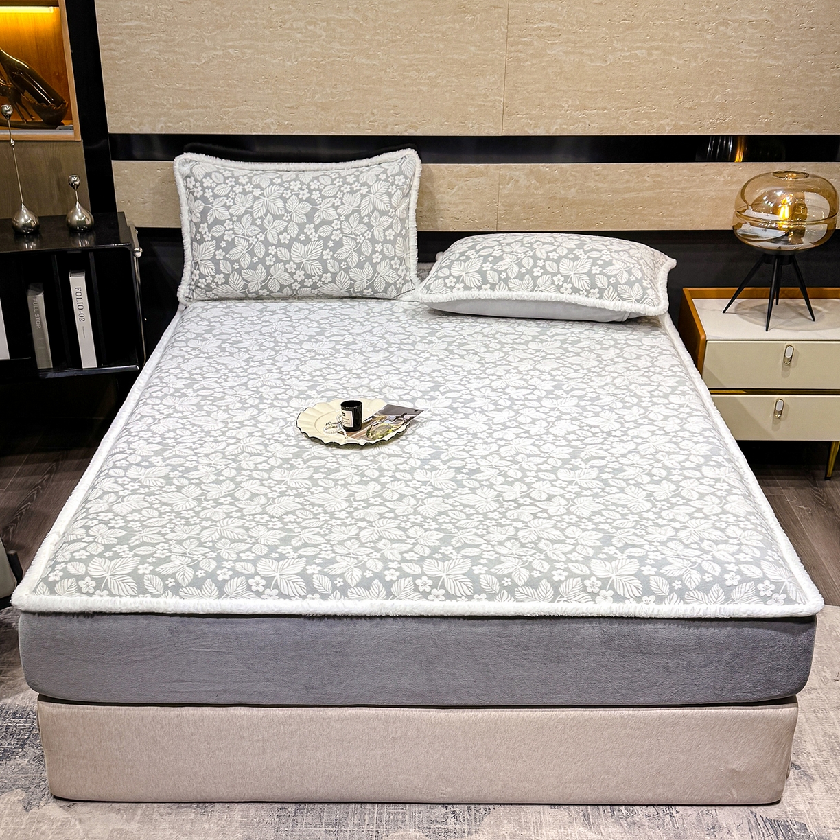 91家纺网 家纺一手货源 找家纺 云玲时尚 2025新款牛奶绒雕花兔毛绒包边床笠单床笠床笠单件 浅灰叶梦