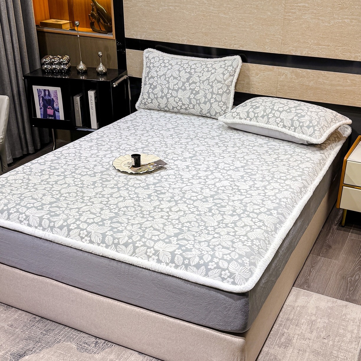 91家纺网 家纺一手货源 找家纺 云玲时尚 2025新款牛奶绒雕花兔毛绒包边床笠单床笠床笠单件 浅灰叶梦