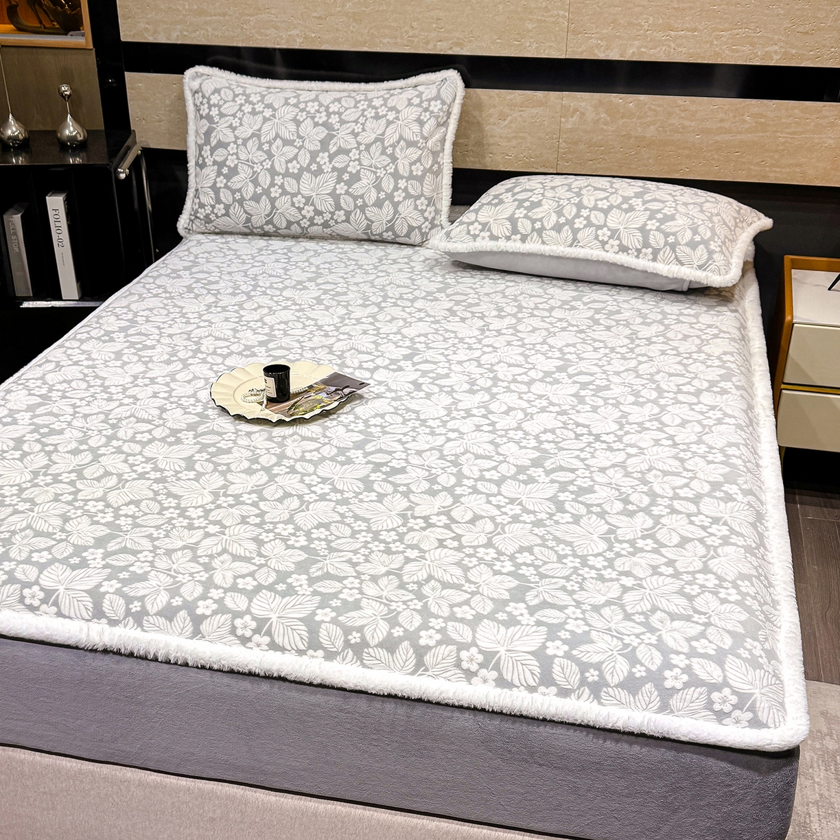 91家纺网 家纺一手货源 找家纺 云玲时尚 2025新款牛奶绒雕花兔毛绒包边床笠单床笠床笠单件 浅灰叶梦