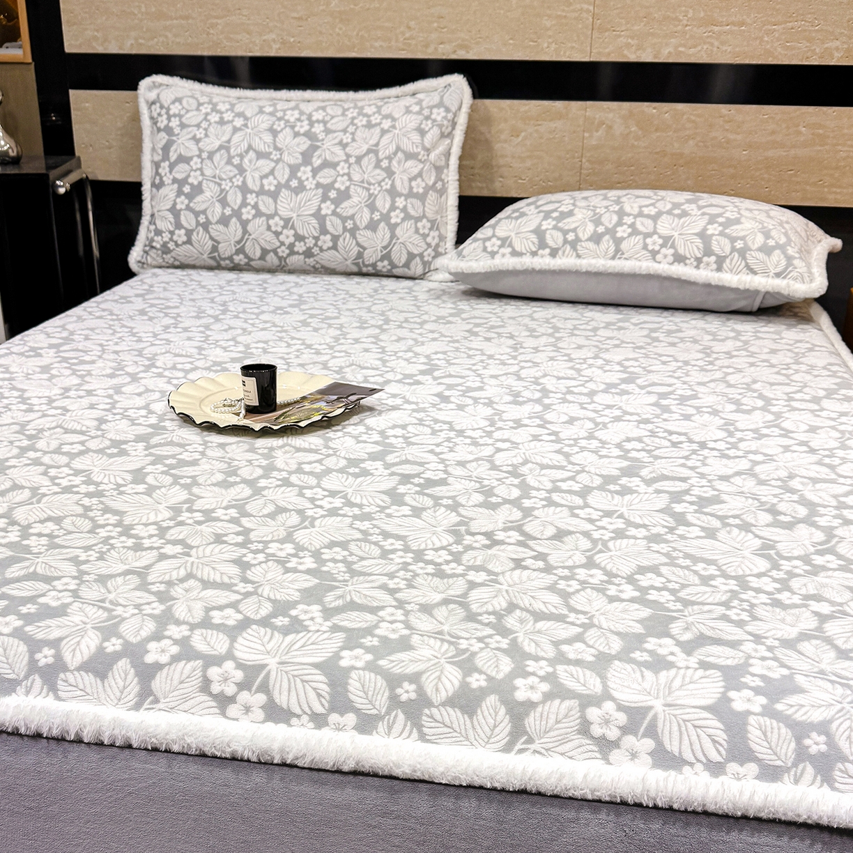 91家纺网 家纺一手货源 找家纺 云玲时尚 2025新款牛奶绒雕花兔毛绒包边床笠单床笠床笠单件 浅灰叶梦