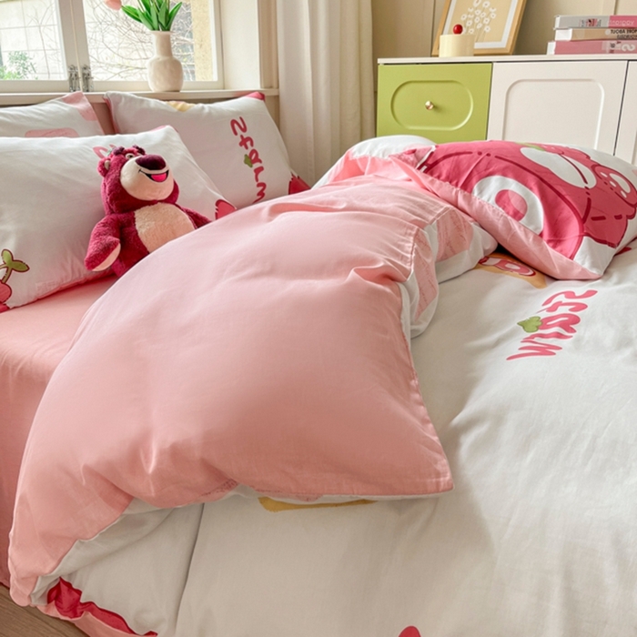 91家纺网 家纺一手货源 找家纺 琪格格纺织 2025新款13070全棉纯棉小清新四件套 草莓熊-粉