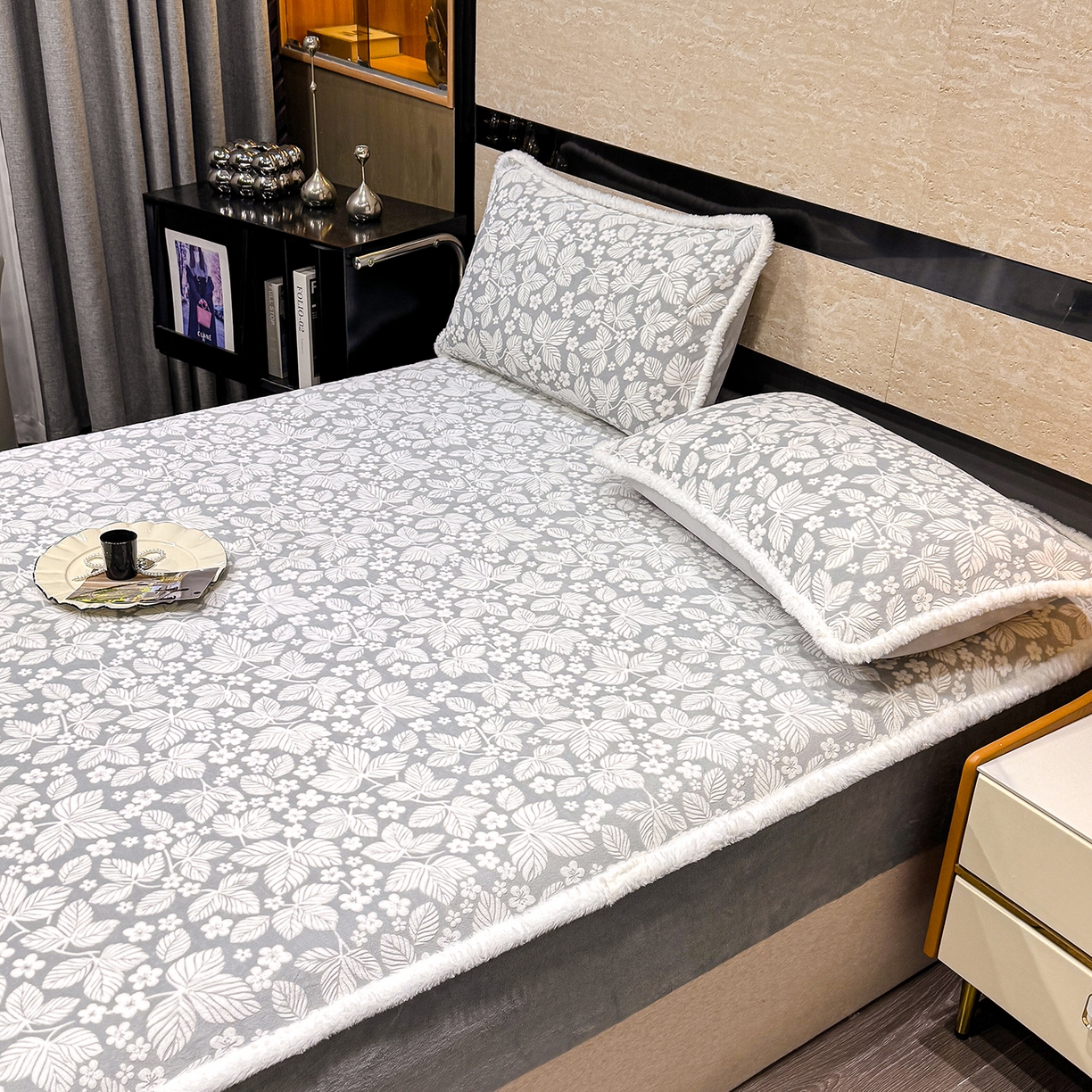 91家纺网 家纺一手货源 找家纺 云玲时尚 2025新款牛奶绒雕花兔毛绒包边床笠单床笠床笠单件 浅灰叶梦