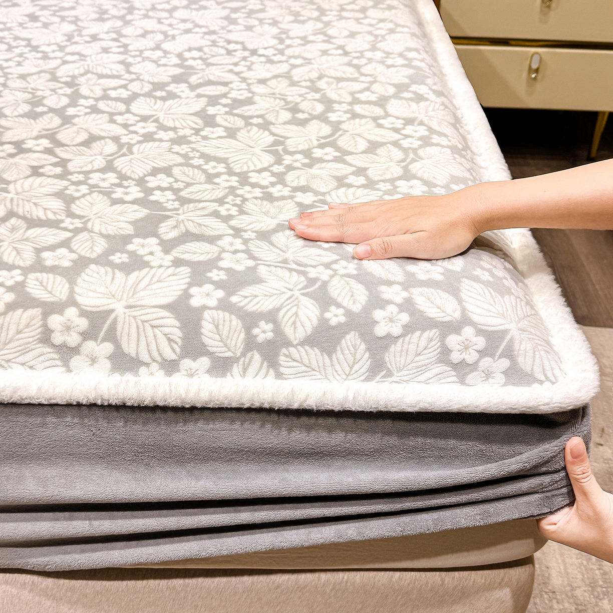 91家纺网 家纺一手货源 找家纺 云玲时尚 2025新款牛奶绒雕花兔毛绒包边床笠单床笠床笠单件 浅灰叶梦