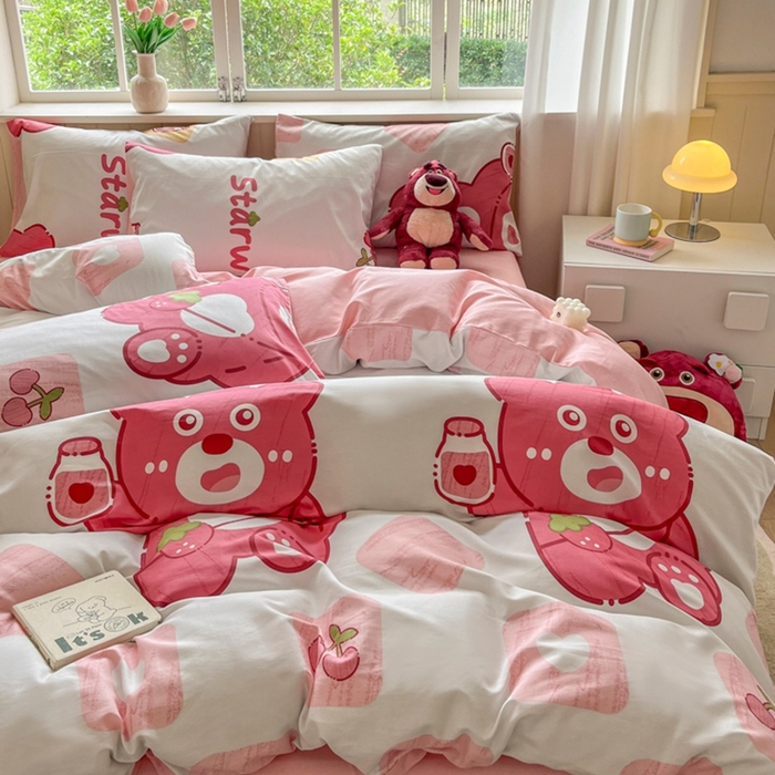 91家纺网 家纺一手货源 找家纺 琪格格纺织 2025新款13070全棉纯棉小清新四件套 草莓熊-粉