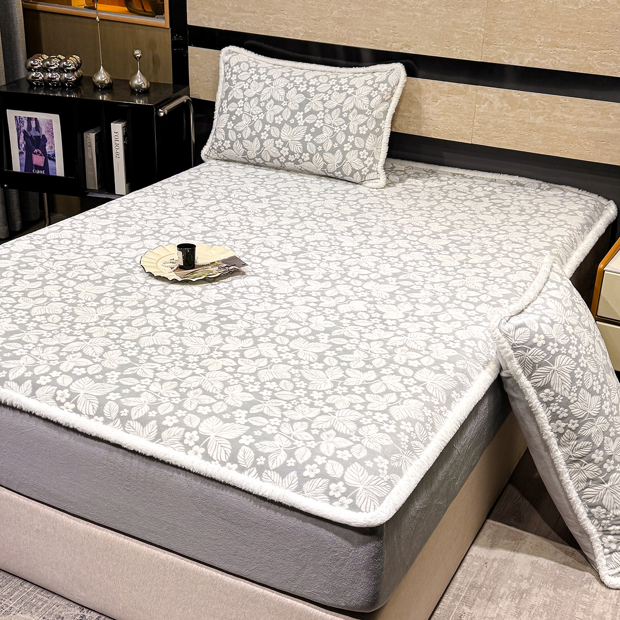 91家纺网 家纺一手货源 找家纺 云玲时尚 2025新款牛奶绒雕花兔毛绒包边床笠单床笠床笠单件 浅灰叶梦