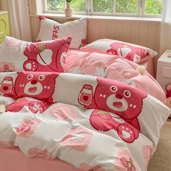 91家纺网 家纺一手货源 找家纺 琪格格纺织 2025新款13070全棉纯棉小清新四件套 草莓熊-粉