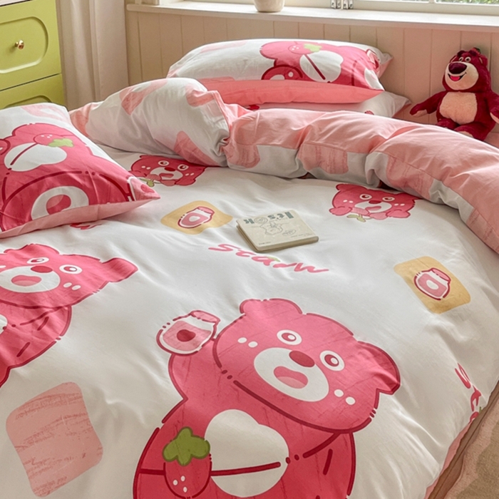 91家纺网 家纺一手货源 找家纺 琪格格纺织 2025新款13070全棉纯棉小清新四件套 草莓熊-粉