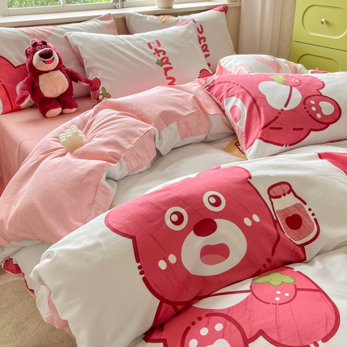 91家纺网 家纺一手货源 找家纺 琪格格纺织 2025新款13070全棉纯棉小清新四件套 草莓熊-粉