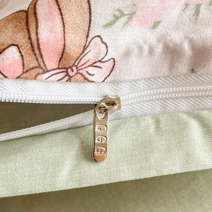 91家纺网 家纺一手货源 找家纺 琪格格纺织 2025新款13070全棉纯棉小清新四件套 爱丽丝梦境-粉