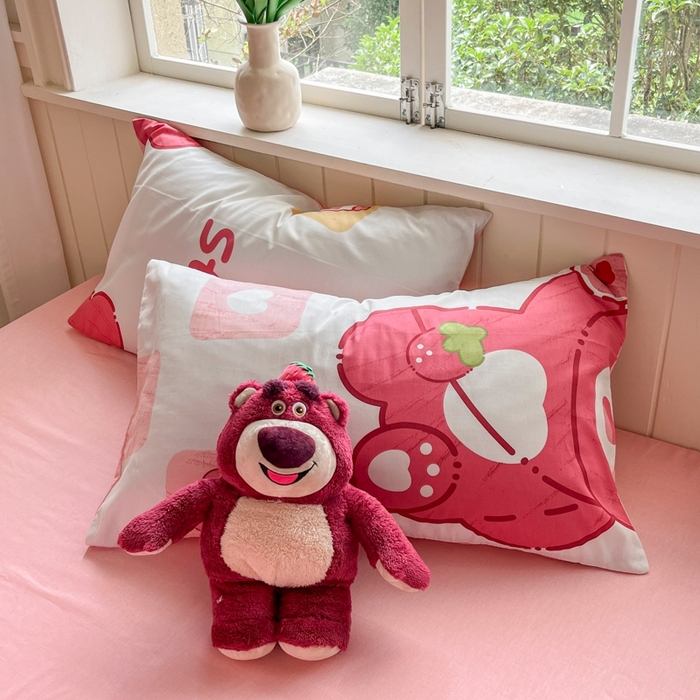 91家纺网 家纺一手货源 找家纺 琪格格纺织 2025新款13070全棉纯棉小清新四件套 草莓熊-粉