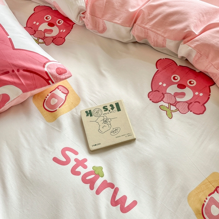 91家纺网 家纺一手货源 找家纺 琪格格纺织 2025新款13070全棉纯棉小清新四件套 草莓熊-粉