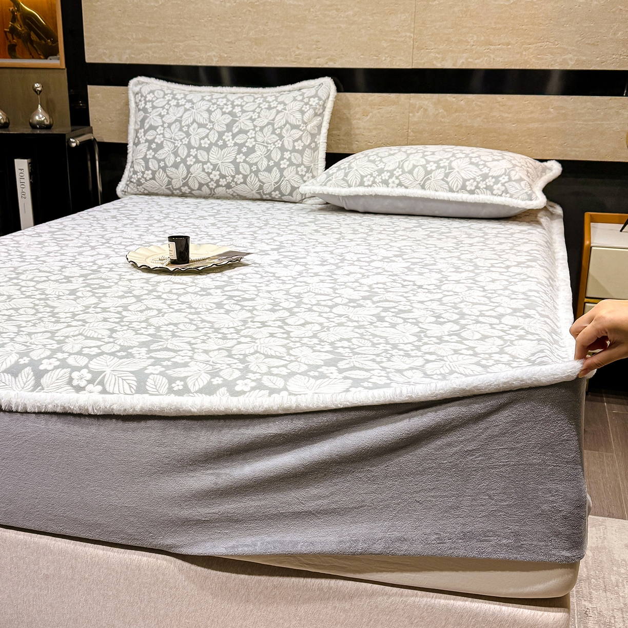 91家纺网 家纺一手货源 找家纺 云玲时尚 2025新款牛奶绒雕花兔毛绒包边床笠单床笠床笠单件 浅灰叶梦